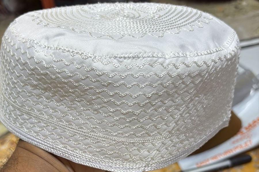 Premium White Saudi Mulki Topi – High-Quality Embroidered Prayer Cap